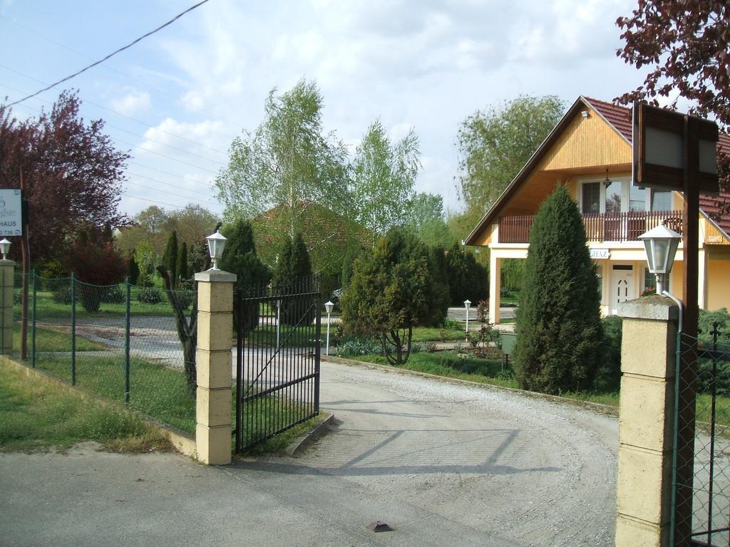 To Vendeghaz Hotel Debreţin Exterior foto